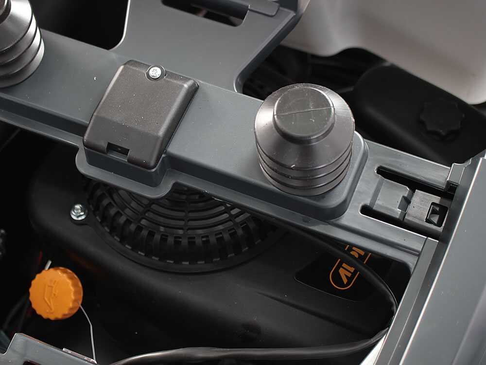 Tractor cortacésped Alpina AT2 66 QA - Motor 224 cc - Recogedor Tractor cortacésped Alpina AT2 66 QA - Motor 224 cc - Recogedor