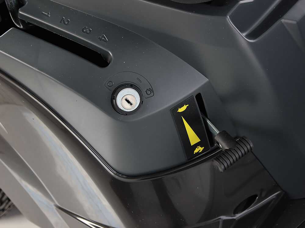 Tractor cortacésped Alpina AT2 66 QA - Motor 224 cc - Recogedor Tractor cortacésped Alpina AT2 66 QA - Motor 224 cc - Recogedor